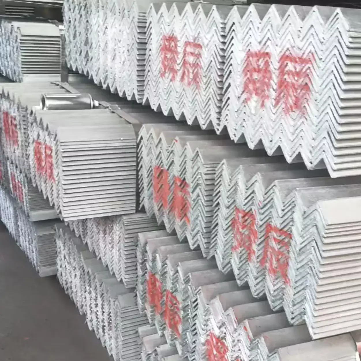 Що робить Angle Steel найкращим вибором для будівництва опор електропередач?