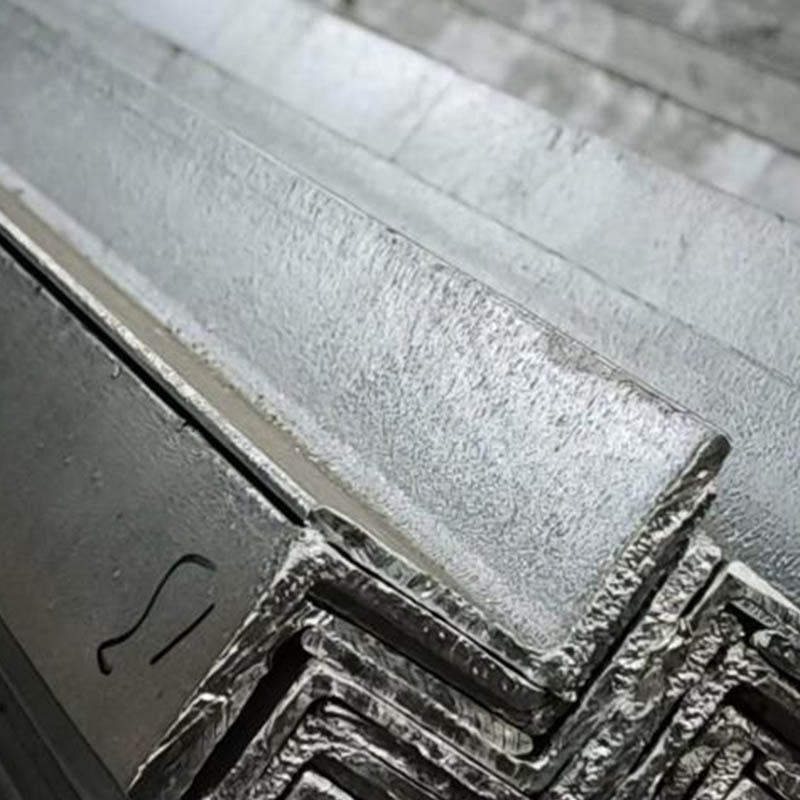 Що робить Angle Steel основним матеріалом для обслуговування промислових установок?